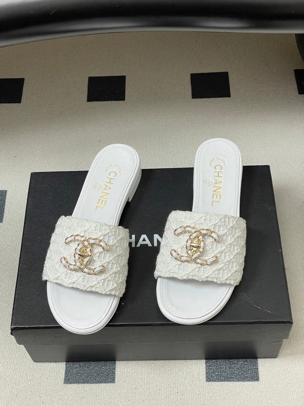 CC 26s Flat Slippers White Fabric Sheepskin 649491