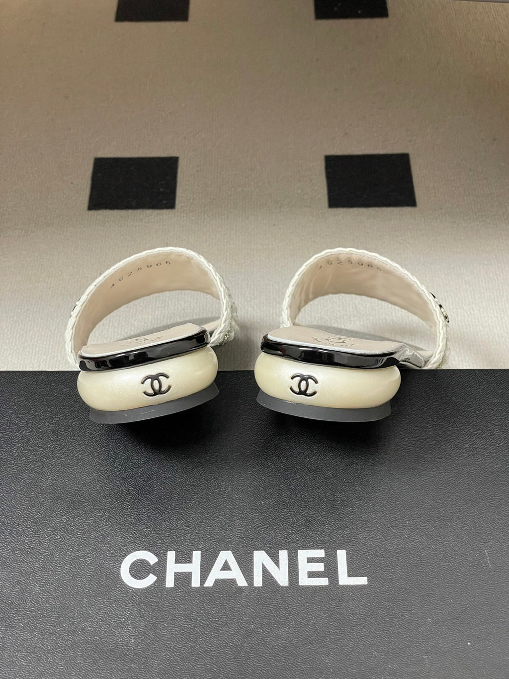 CC 26s Pearl Flat Sandals White Patent Leather 649542