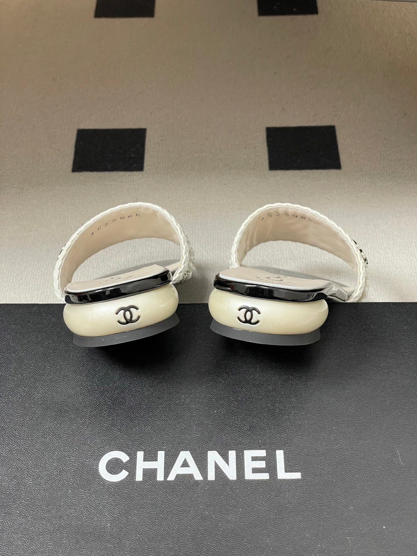 CC 26s Pearl Flat Sandals White Patent Leather 649542
