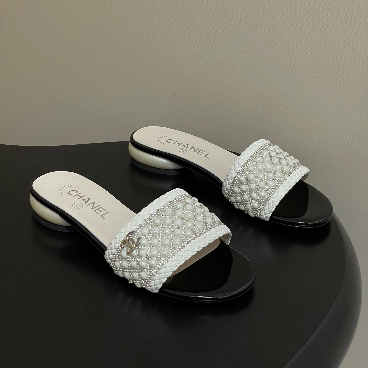 CC 26s Pearl Flat Sandals White Patent Leather 649542