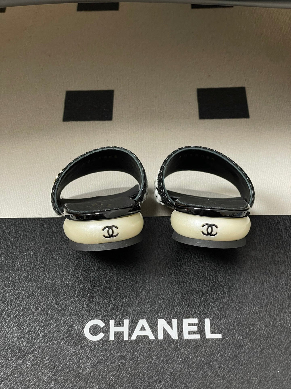 CC 26s Pearl Flat Sandals Black White Patent Leather 649543