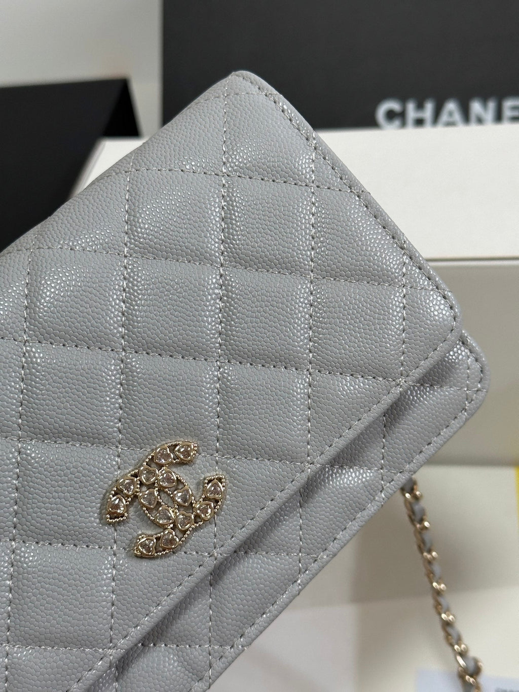 CC 25P Wallet On Chain 19cm Light Gray Cowhide Heart Rhinestone 243598