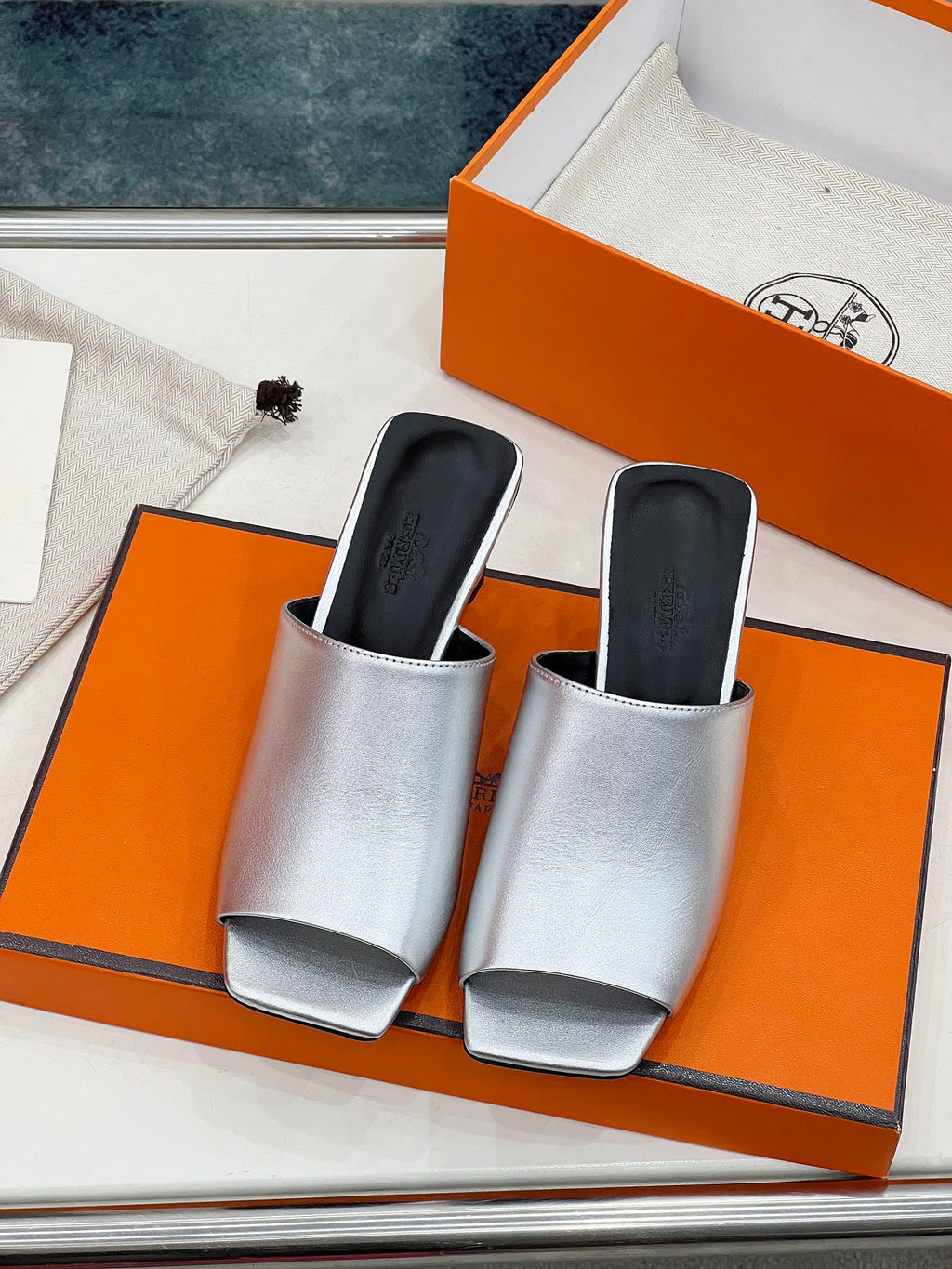 ICONIQUE 60 SANDAL IN SILVER CALFSKIN