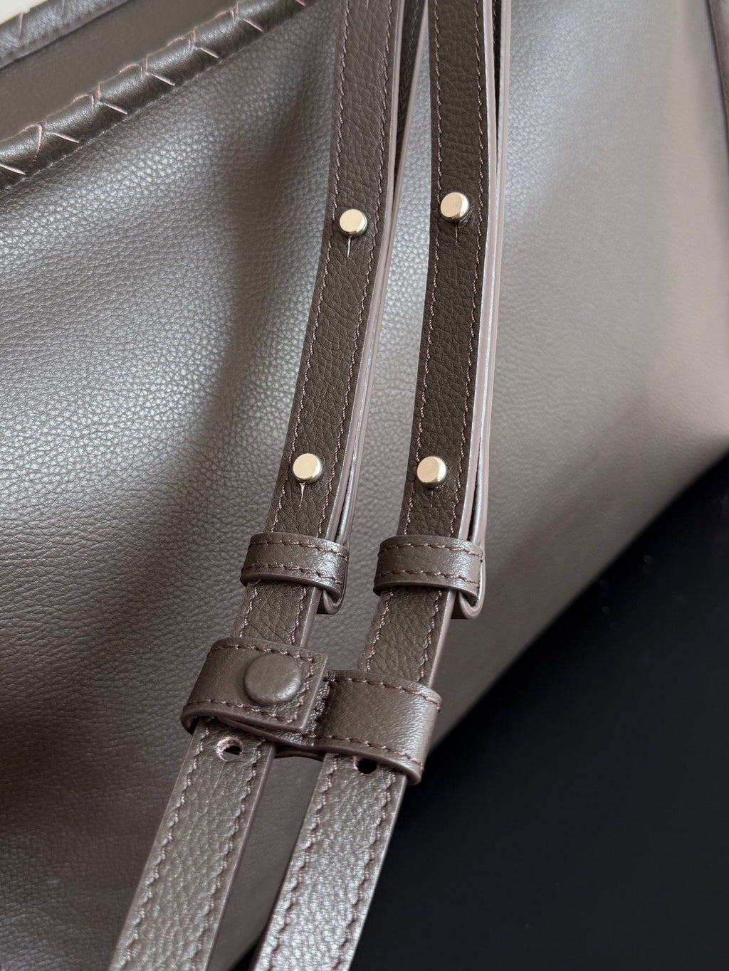 Bottega Veneta 2026 Corriere Zipped Messenger Bag Dark Brown Calfskin 136952