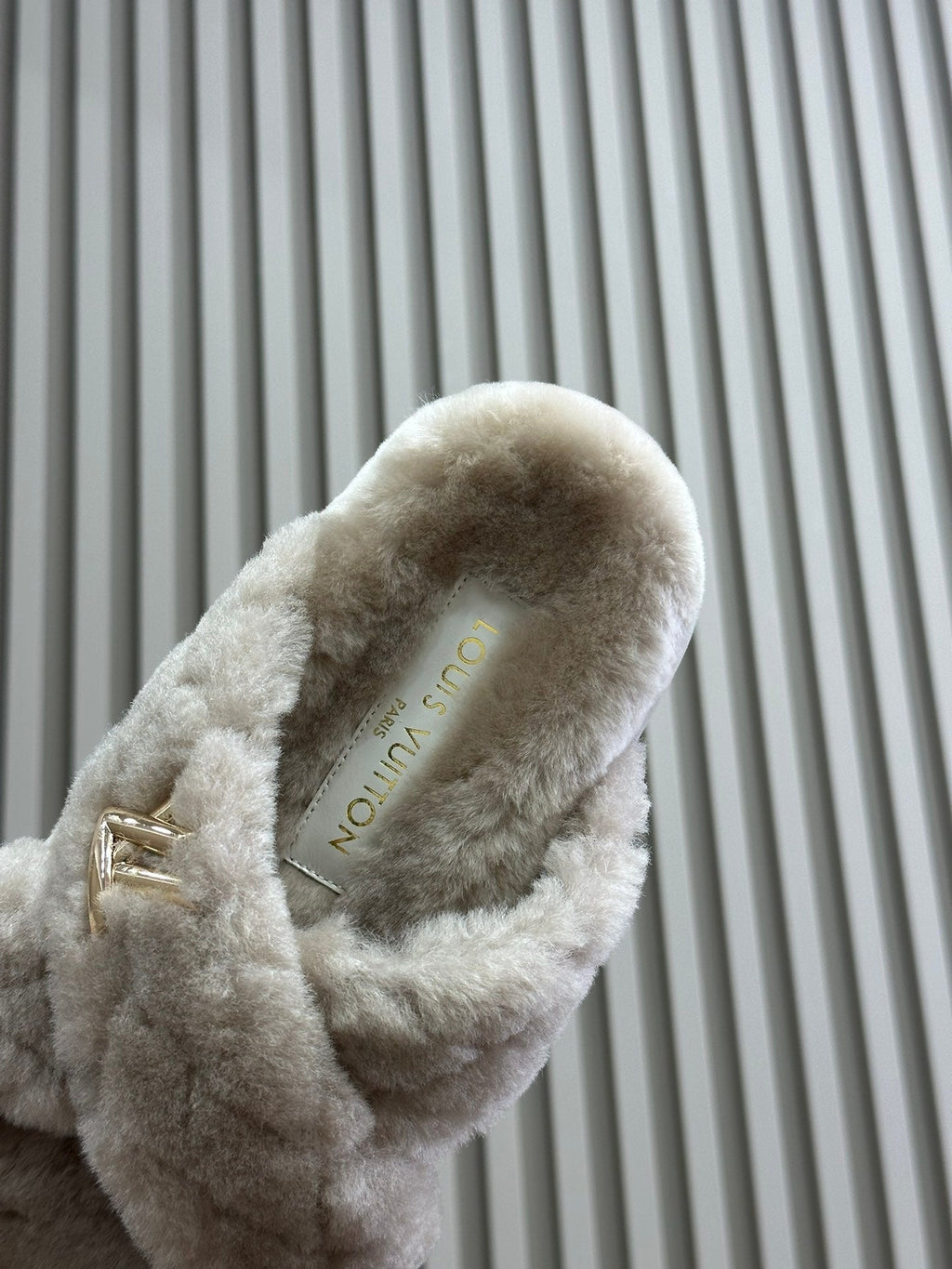 LV WOMEN'S SUNSET COMFORT FLAT MULE IN BEIGE FLEECE