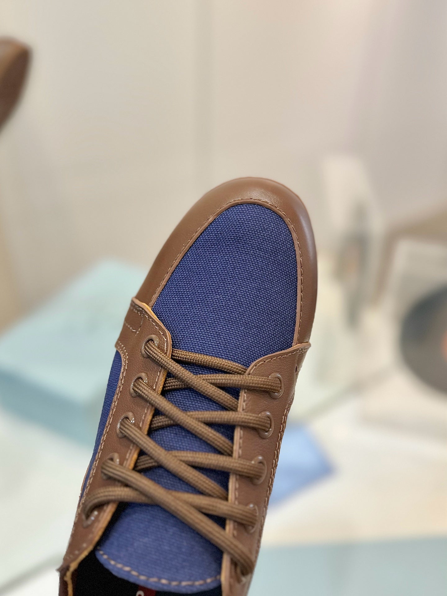 SNEAKERS IN BROWN LAMBSKIN AND NAVY BLUE CANVAS