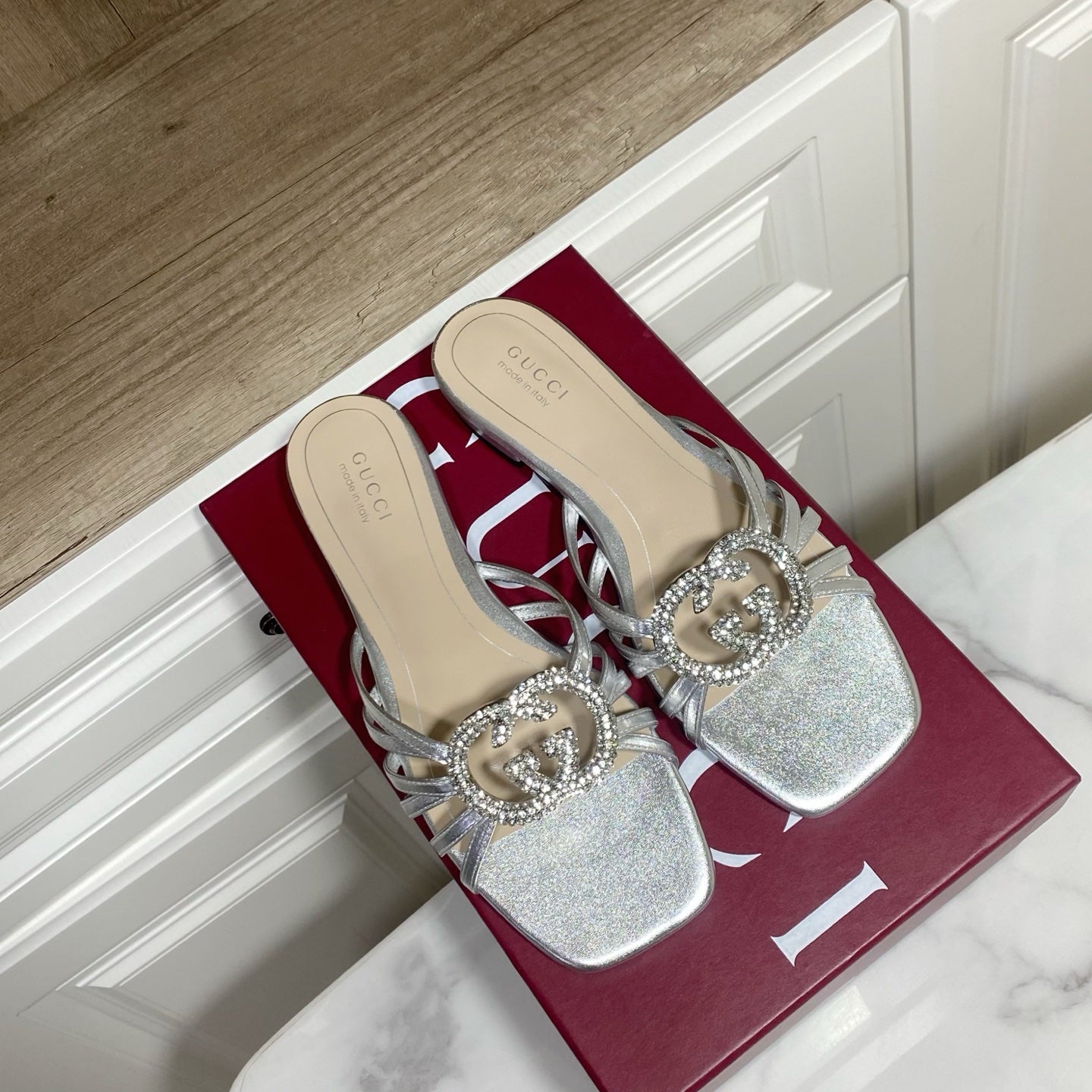 GUCCI 26S FLAT SLIDES IN SILVER CALFSKIN WITH CRYSTAL