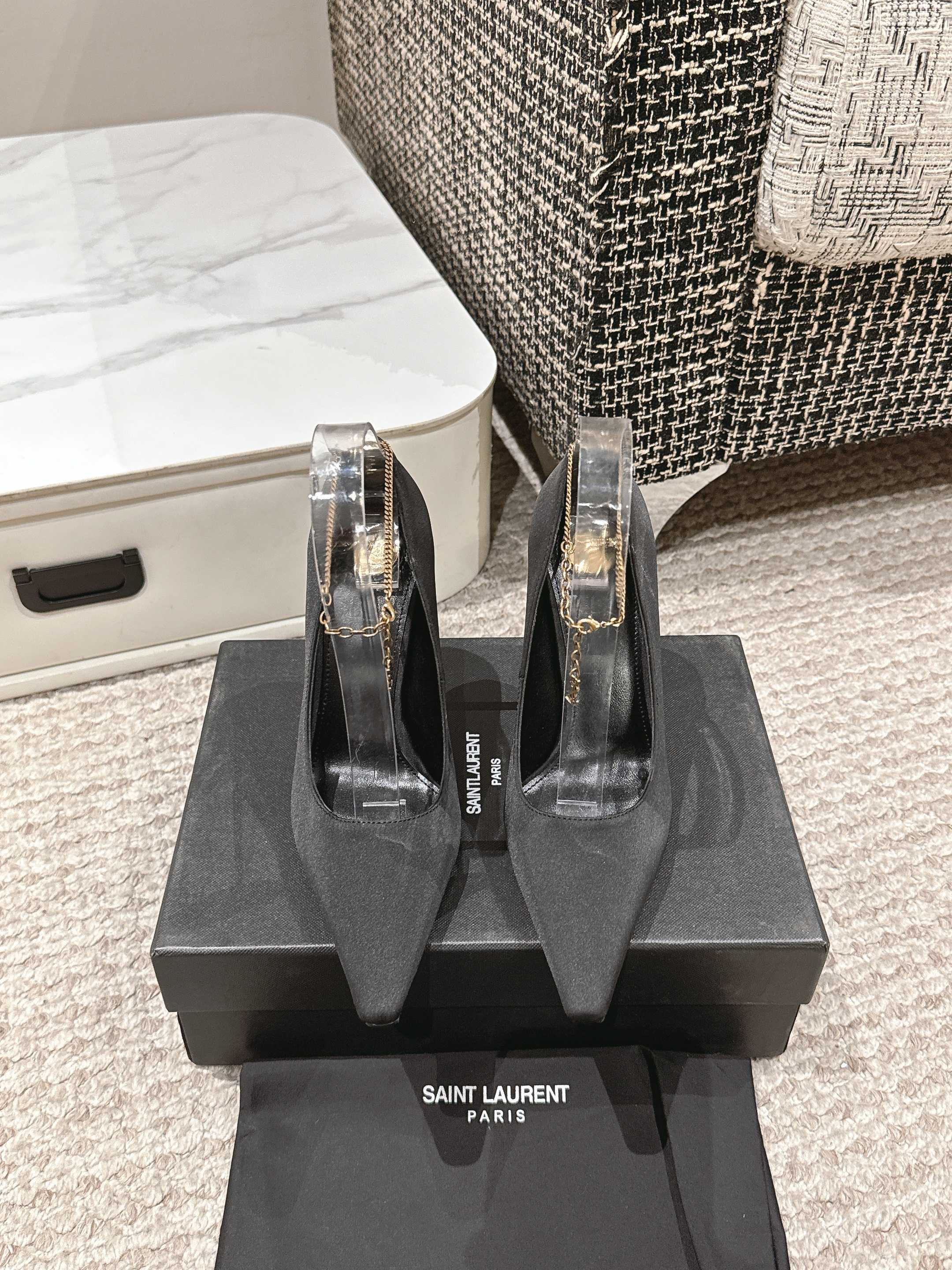 HIGH PUMP 9 CM IN BLACK SATIN