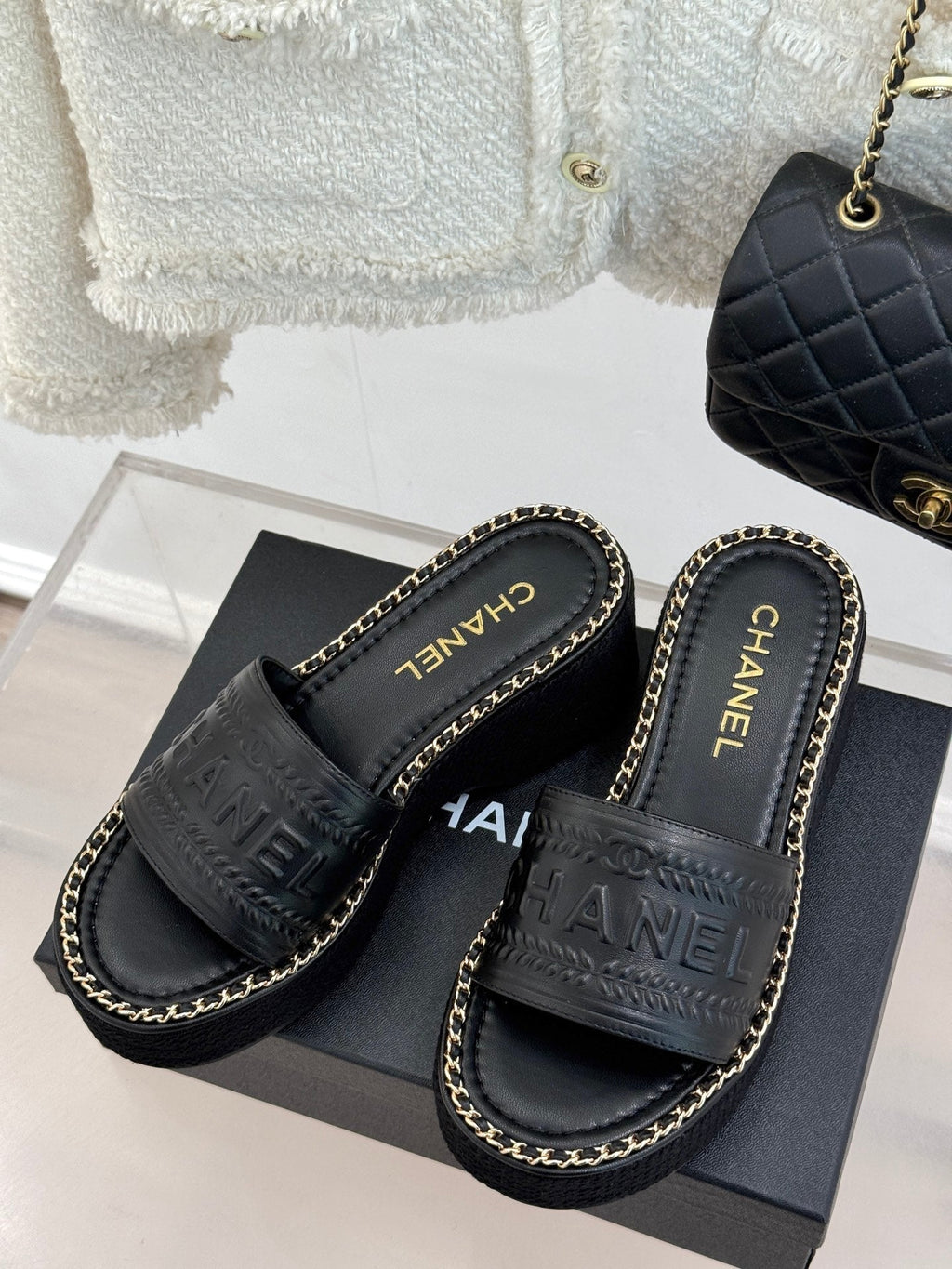 THICK SOLE WEDGE SLIPPERS IN BLACK CALFSKIN