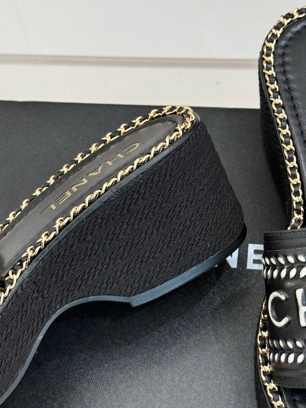 THICK SOLE WEDGE SLIPPERS IN BLACK MIX WHITE CALFSKIN