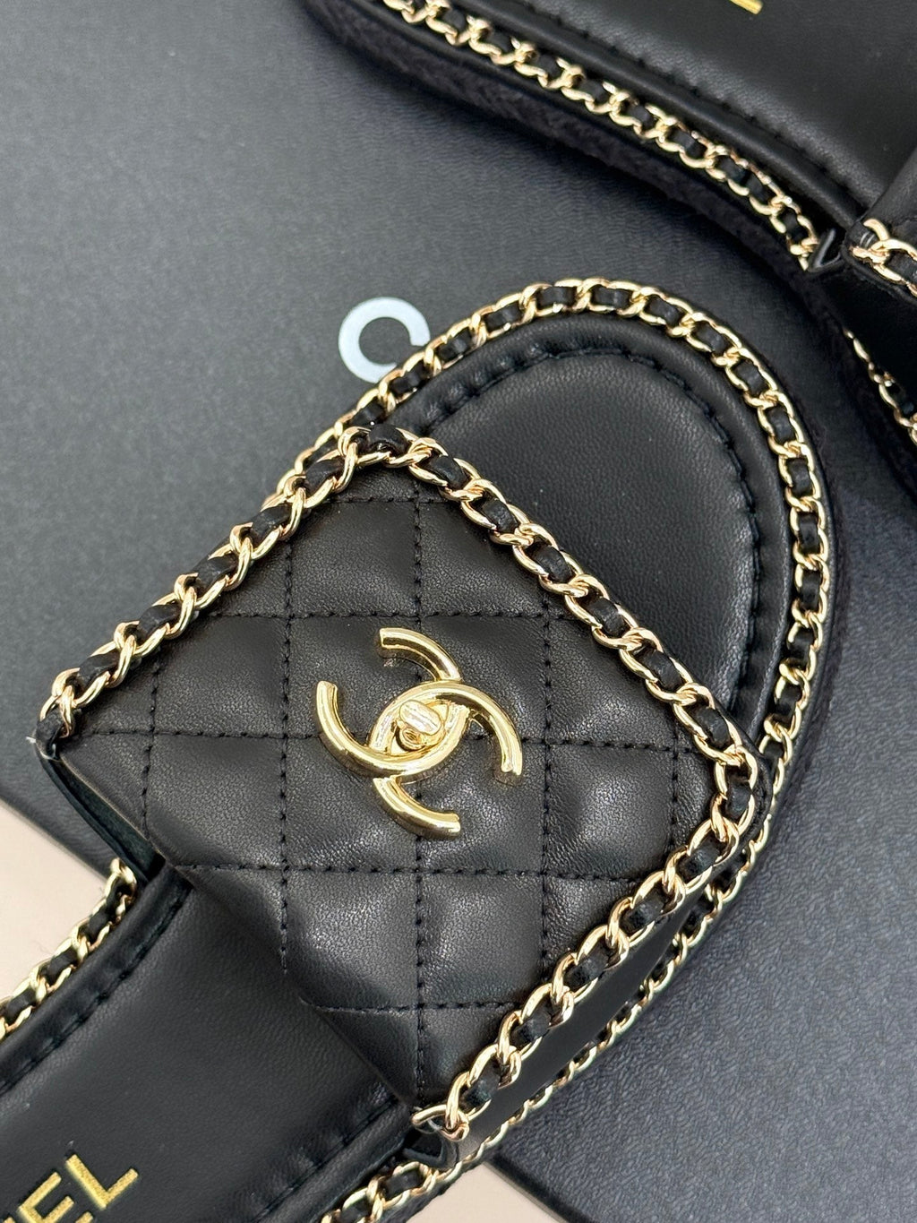 FLAT CHAIN HEART SLIPPER IN BLACK LAMBSKIN