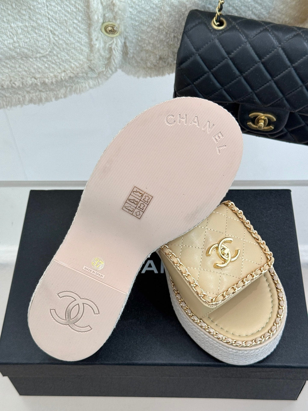 THICK-SOLED CHAIN HEART SLIPPER IN BISQUE BEIGE LAMBSKIN