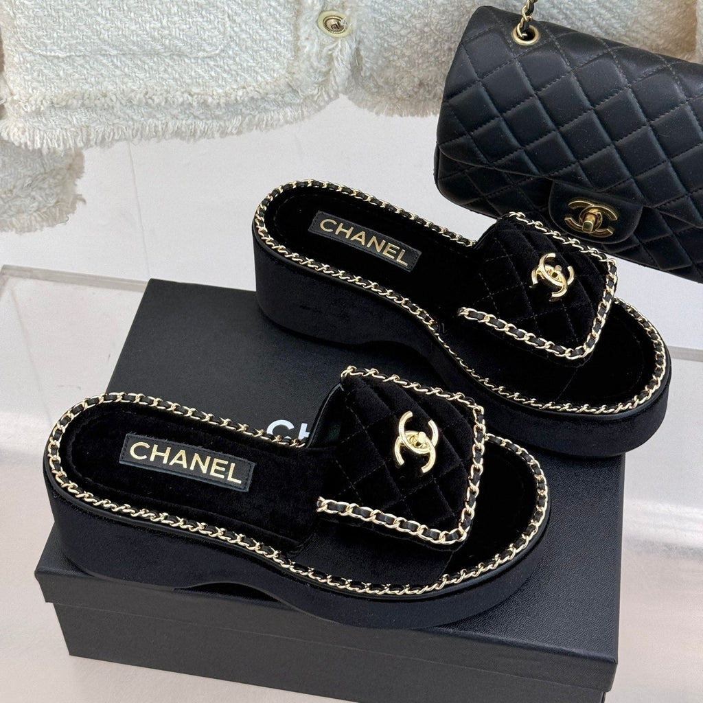 THICK-SOLED CHAIN HEART SLIPPER IN BLACK VELVET
