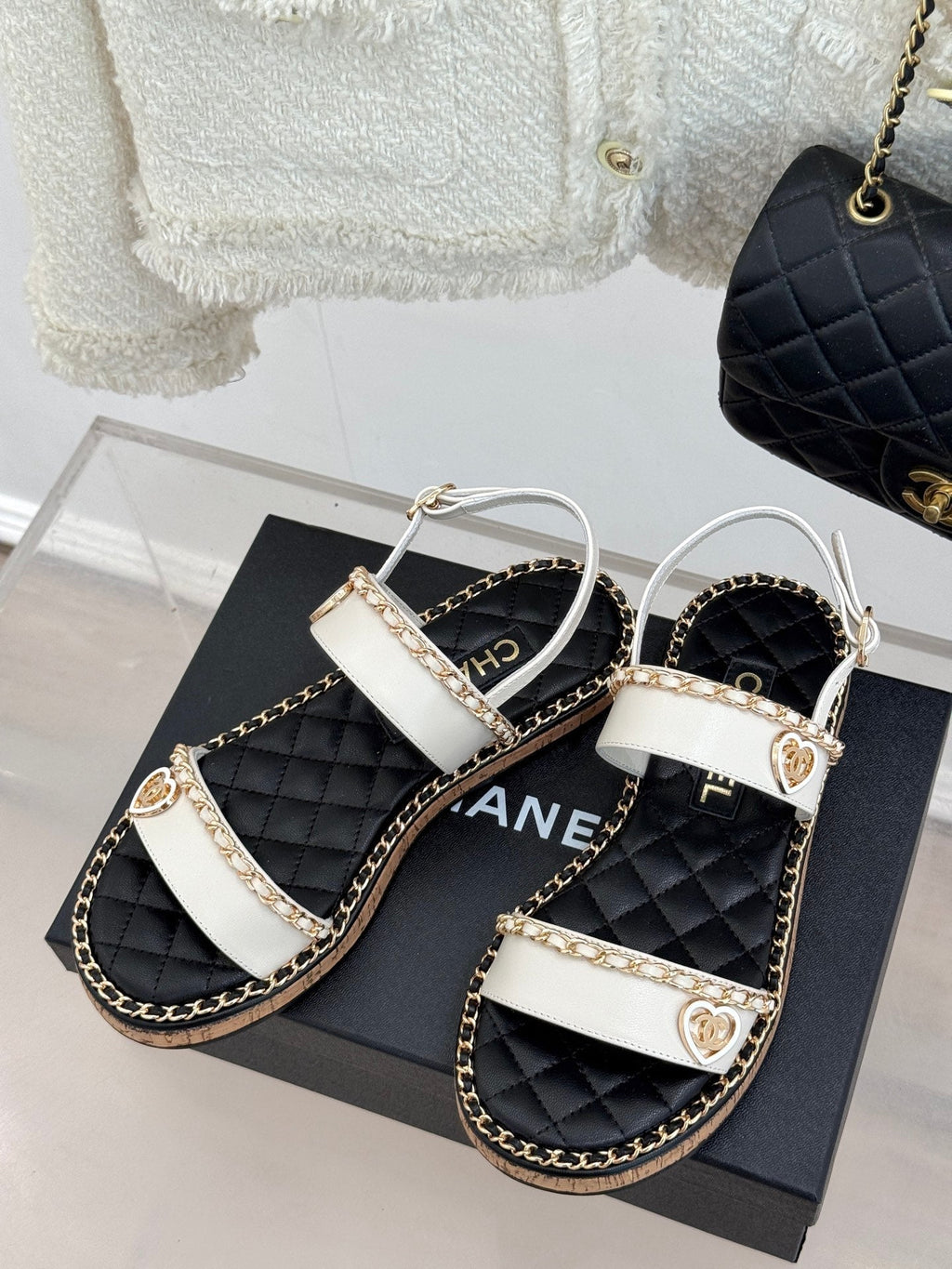 FLAT CHAIN HEART SANDAL IN WHITE LAMBSKIN