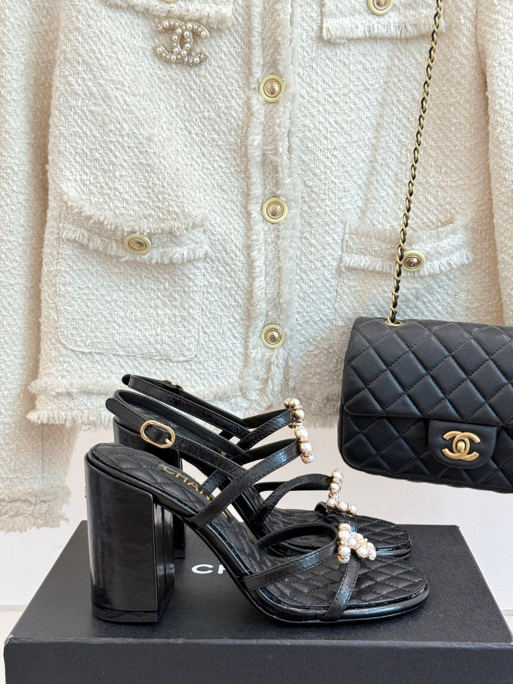 HIGH HEELS SANDAL IN BLACK LAMBSKIN PEARL FLOWERS