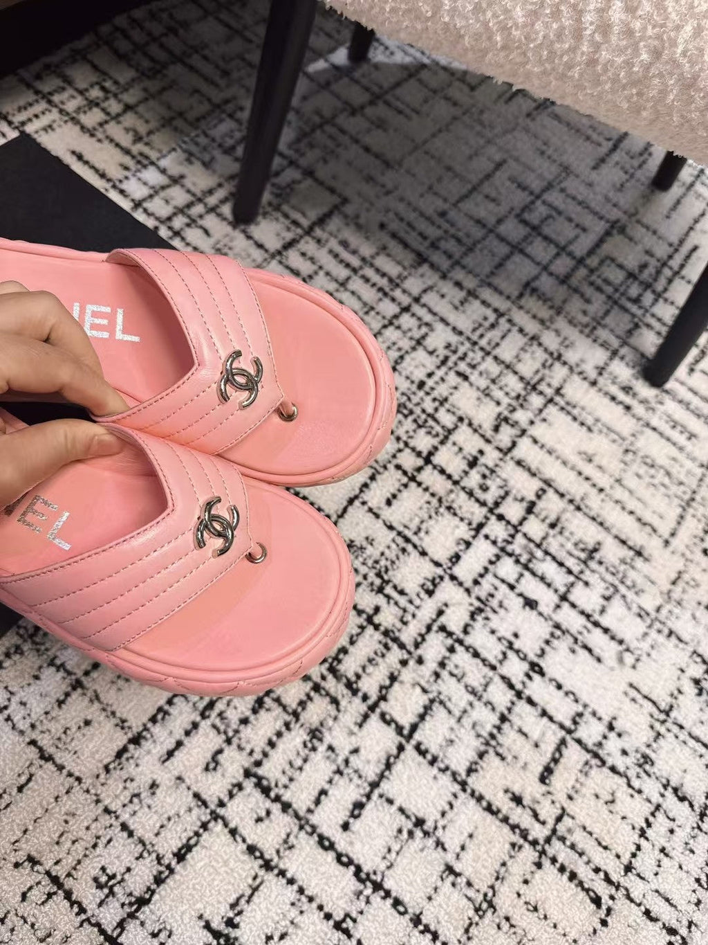THICK-SOLED THONG SLIPPERS IN BRIGHT PINK CALFSKIN