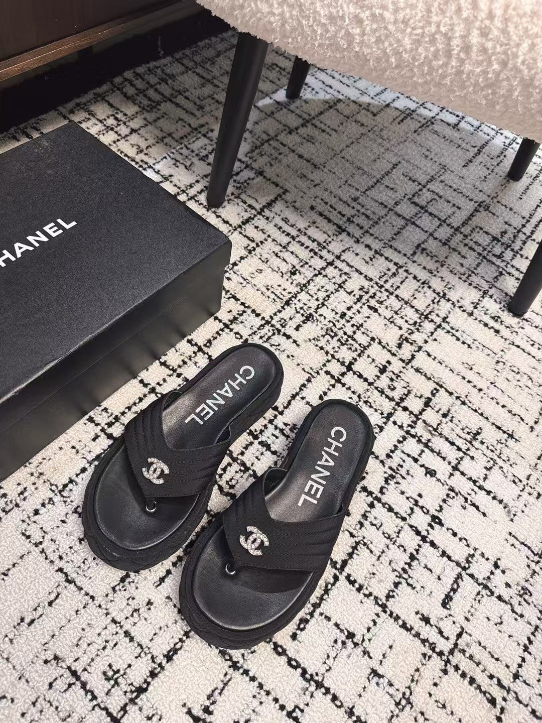 THICK-SOLED THONG SLIPPERS IN BLACK DENIM