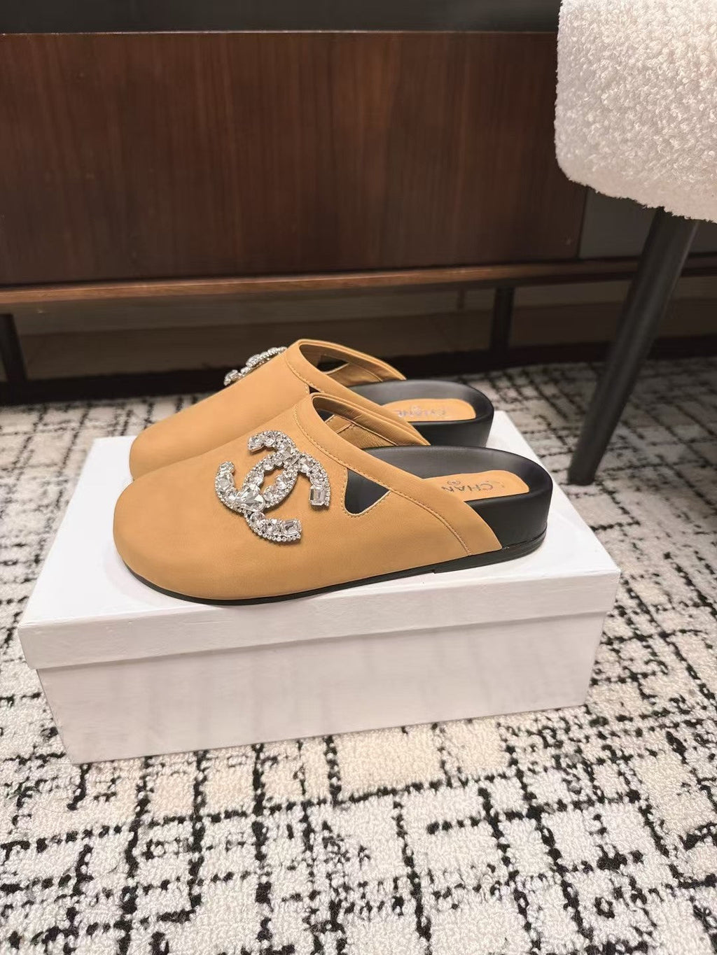 FLAT MULE IN SEPIA BEIGE CALFSKIN