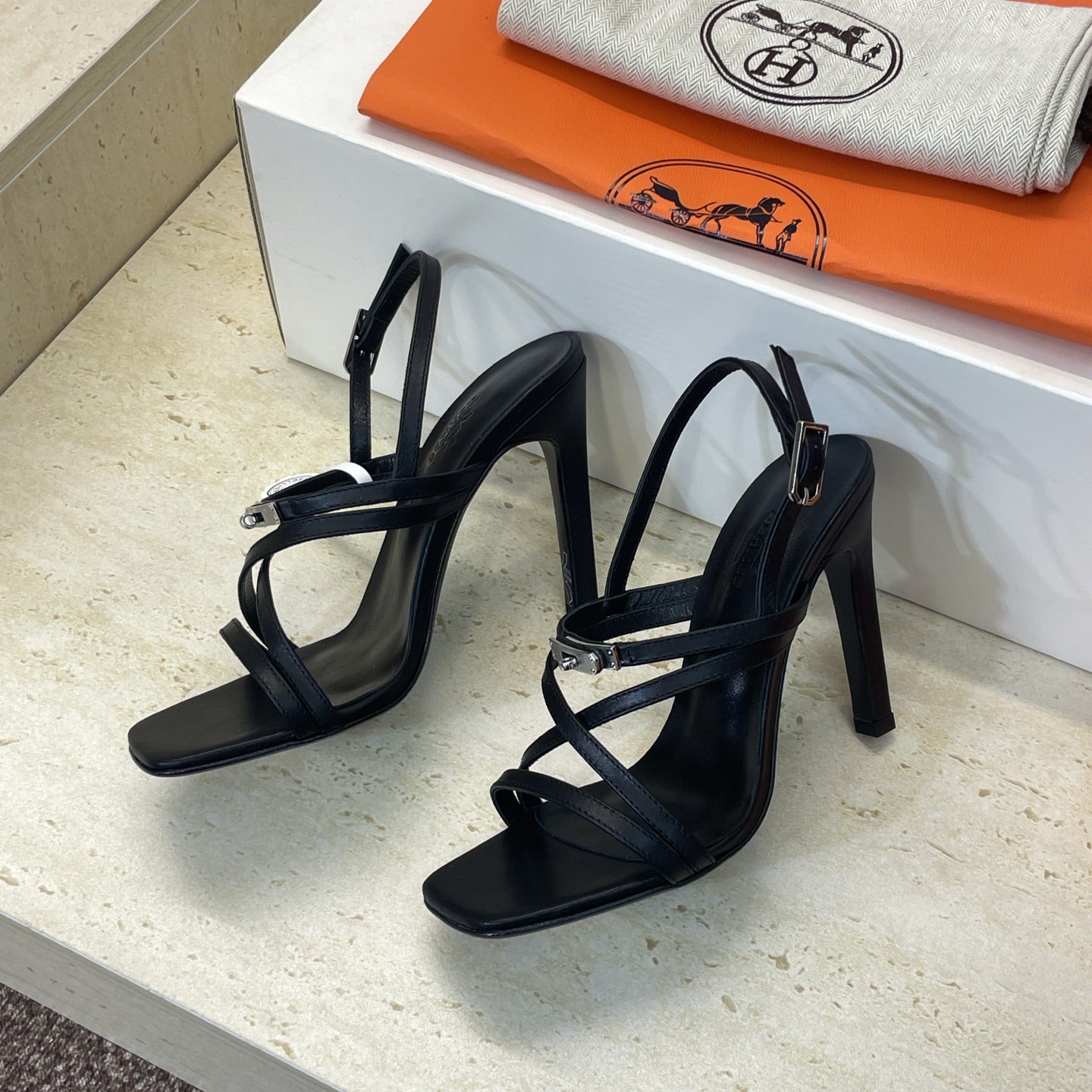 HM 26ss Kelly Sliver Buckle Sandals 95 Black Calfskin 607172