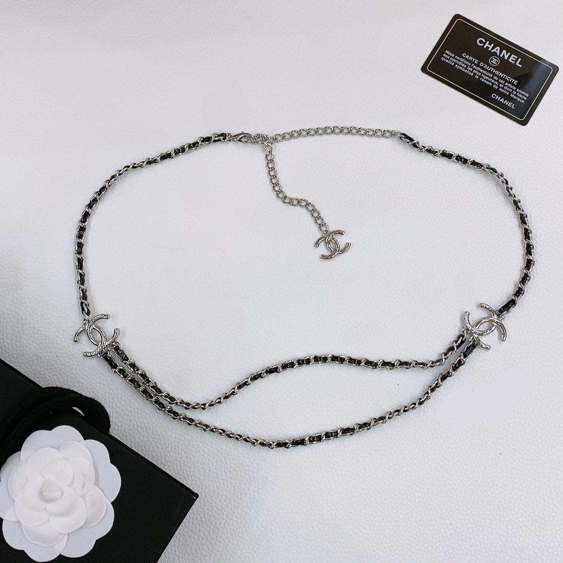 CHAIN BELT IN SILVER METAL INTERWOVEN WITH CALFSKIN STRAPS