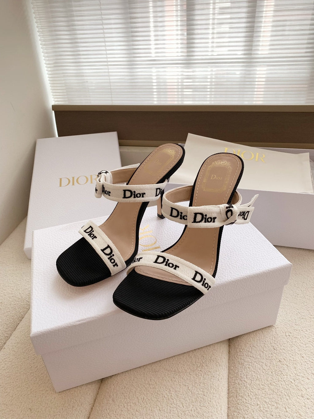 CD 26s High Heel Sandal 100 White Black Canvas Sheepskin  664180
